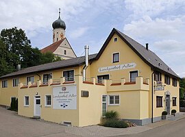 Blick auf den Landgasthof Adler in Utzmemmingen