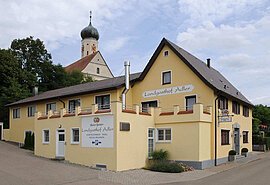 Blick auf den Landgasthof Adler in Utzmemmingen