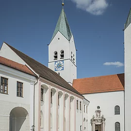 Radfahrer im Domhof: © Tourismus Oberbayern München / Peter von Felbert
