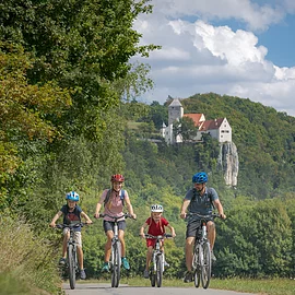 Radler unterhalb der Burg Prunn