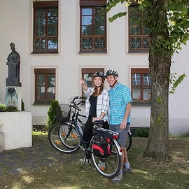 Aresing Rathausbrunnen eine Etappe am Amper-Altmühl-Radweg