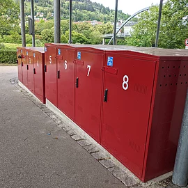 In acht, mit eigenem (Fahrrad-)Schloss, abschließbaren Boxen kann Ihr Fahrrad sicher eingeschlossen werden damit einer Erkundungstour in Riedenburg nichts mehr im Wege steht. Ebenfalls finden Sie in vier der acht Boxen Lademöglichkeiten für Ihr E-Bike.