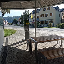 An heißen Sommertagen bietet sich die Radstation perfekt für eine Pause im Schatten an.