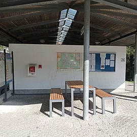 Neben der Fahrradstation am Marktplatz finden Sie zusätzlich eine „Fahrrad-Servicestation“ an der St. Anna Brücke in Riedenburg. Direkt am Radweg am Main-Donau-Kanal steht diese Servicestation rund um das Thema Radfahren für Sie bereit. Damit Sie sich einen ersten Überblick über die Region, verschiedene Rad(rund)touren und Riedenburg verschaffen können, finden Sie an dieser Station Informationstafeln. In acht, mit eigenem (Fahrrad-)Schloss, abschließbaren Boxen kann Ihr Fahrrad sicher eingeschlossen werden damit einer Erkundungstour in Riedenburg nichts mehr im Wege steht. Ebenfalls finden Sie in vier der acht Boxen Lademöglichkeiten für Ihr E-Bike. Als zusätzlicher Service steht Ihnen für kleine Reparaturen eine Fahrrad-Reparatur-Säule zur kostenlosen Nutzung zur Verfügung. Ruhebänke mit Blick auf den Kanal laden zum Entspannen und zum Pause machen ein und runden unsere „Fahrrad-Servicestation“ ab.
