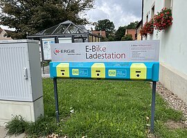 Eine BikeEnergy –Ladestationen zum Aufladen von E- Bikes, es sind drei Ladepunkte vorhanden
