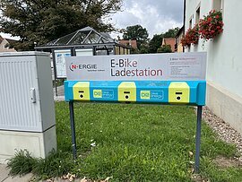 Eine BikeEnergy –Ladestationen zum Aufladen von E- Bikes, es sind drei Ladepunkte vorhanden